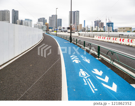 自転車が通行できる歩道に設置された「自転車ナビマーク」 121862352