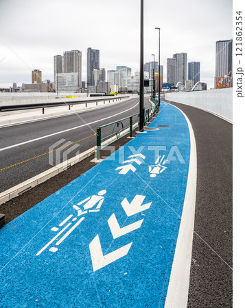 自転車が通行できる歩道に設置された「自転車ナビマーク」 121862354