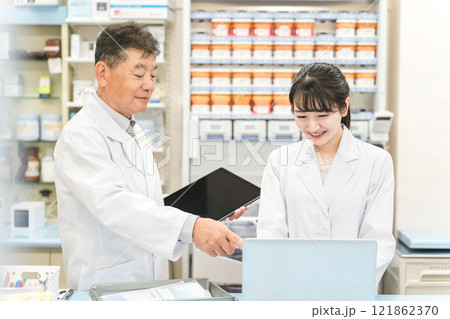 調整薬局で一緒に働く薬剤師・調剤師(ノートパソコン・タブレットPC) 調整薬局で一緒に働く薬剤師・調剤師(ノートパソコン・タブレットPC) 121862370