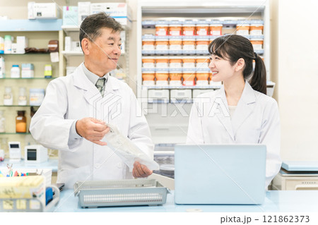 調整薬局で一緒に働く薬剤師・調剤師（薬・処方箋・処方せん） 121862373