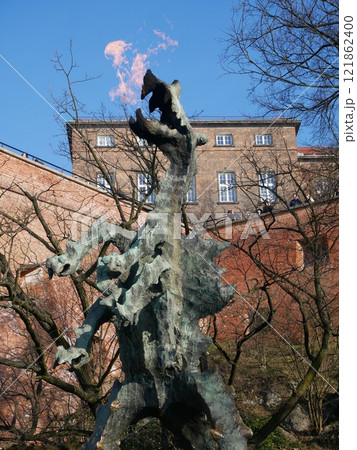 ヴァヴェル城の火を噴く竜の像(ポーランド:クラクフ) ヴァヴェル城の火を噴く竜の像(ポーランド:クラクフ) 121862400