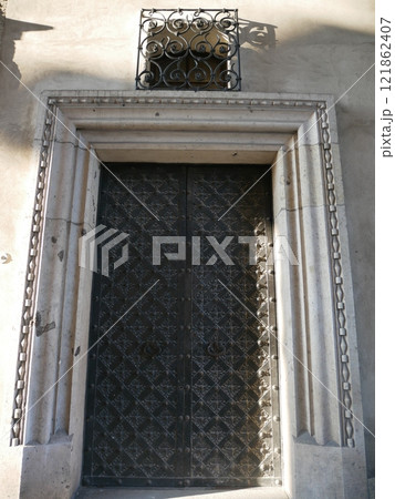 ヴァヴェル城のヴァヴェル大聖堂の扉(ポーランド:クラクフ) ヴァヴェル城のヴァヴェル大聖堂の扉(ポーランド:クラクフ) 121862407