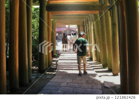 銭洗弁財天宇賀福神社　鳥居が連なる参道　国内観光イメージ 121862426