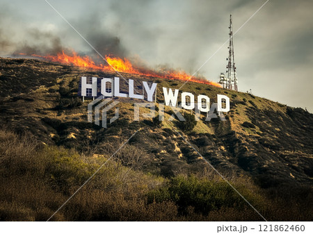 ハリウッドサインと山火事イメージ 121862460