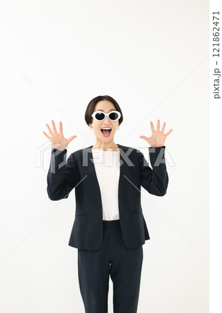 びっくりするビジネスウーマン 121862471