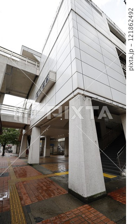 JR横須賀・総武快速線の東戸塚駅 121862492