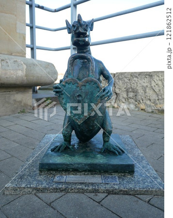 Father Bernatek's Bridgeの南京錠を持ったドラゴン(ポーランド・クラクフ) Father Bernatek's Bridgeの南京錠を持ったドラゴン(ポーランド・クラクフ) 121862512