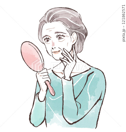 お肌の調子を見るシニア女性 121862571