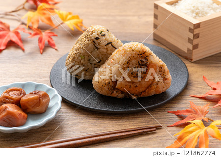 梅干しとおにぎりと秋の紅葉 梅干しとおにぎりと秋の紅葉 121862774