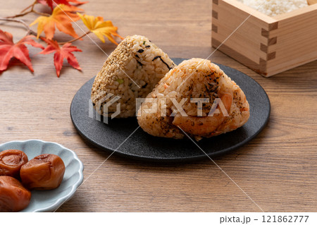 梅干しとおにぎりと秋の紅葉 121862777