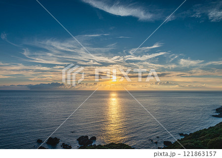 夕日　神が宿る島　洋上アルプス屋久島(夏 121863157