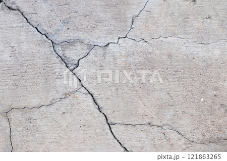 ひび割れたコンクリート 121863265