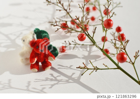 ナンテンの赤い実とテディベア　　 121863296