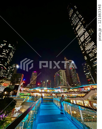 新宿に似た深圳の摩天楼を見上げる 121863348