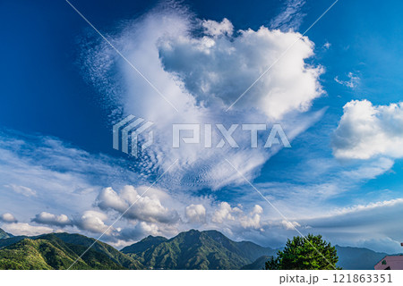 ハート雲 神が宿る島 洋上アルプス屋久島(夏 ハート雲 神が宿る島 洋上アルプス屋久島(夏 121863351