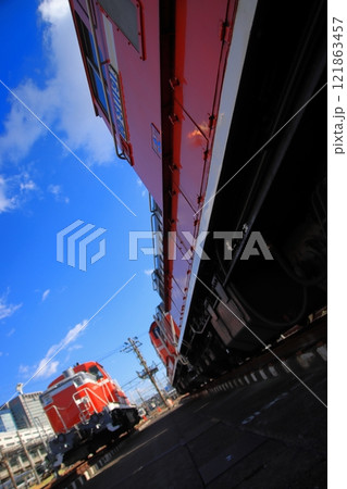 網干総合車両所に並べられたDD51形とDE10形ディーゼル機関車_2024/12/15撮影 121863457