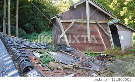 能登半島地震の被害記録（石川県輪島市郊外の倒壊した小屋） 121863503