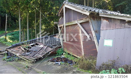 能登半島地震の被害記録（石川県輪島市郊外の倒壊した小屋） 121863504