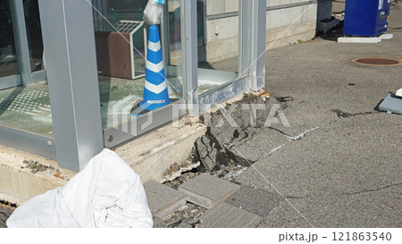 能登半島地震の被害状況（石川県輪島市内の地面が隆起して入口ガラスが割れた商業施設） 121863540