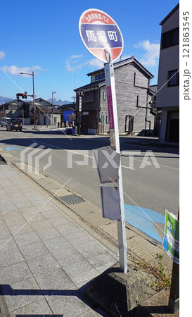 能登半島地震の被害状況(石川県輪島市内の変形したバス停) 能登半島地震の被害状況(石川県輪島市内の変形したバス停) 121863545