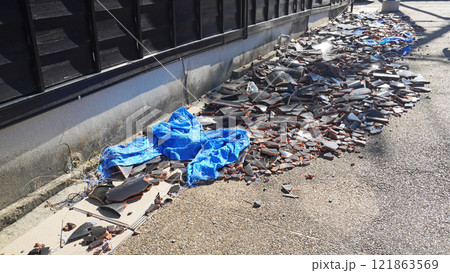 能登半島地震の被害状況(石川県輪島市内の落下した屋根瓦) 能登半島地震の被害状況(石川県輪島市内の落下した屋根瓦) 121863569