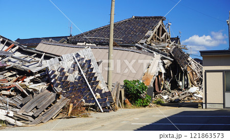 能登半島地震の被害記録（石川県輪島市内の倒壊した住宅） 121863573