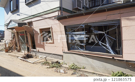 能登半島地震の被害記録(石川県輪島市内の1階が捻じれて倒壊寸前の住宅) 能登半島地震の被害記録(石川県輪島市内の1階が捻じれて倒壊寸前の住宅) 121863575