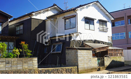 能登半島地震の被害記録（石川県輪島市内の1階が捻じれて倒壊寸前の住宅） 121863581