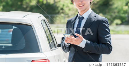 車の査定をするカーディーラの査定士・営業マンの若いアジア人男性 121863587