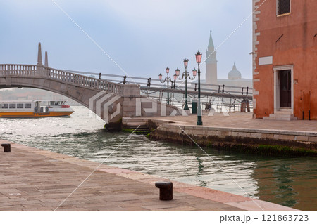 Stone bridge over a canal in Venice, Italy Stone bridge over a canal in Venice, Italy 121863723