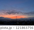 雲の隙間から見える朝焼け 121863756