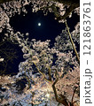ライトアップされた夜桜 121863761