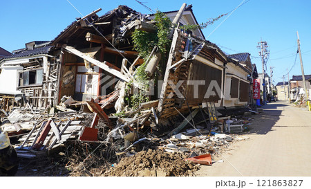 能登半島地震の被害記録（石川県輪島市内の倒壊した住宅） 121863827