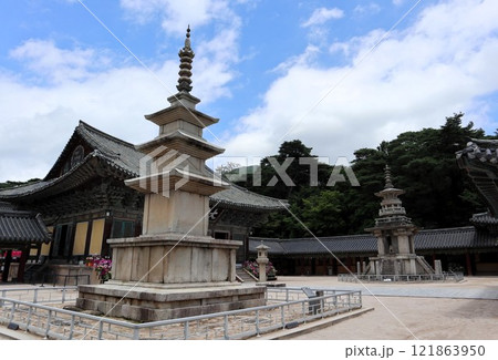 韓国慶州、仏国寺大雄殿と仏塔 121863950