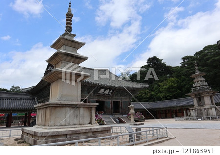 韓国慶州、仏国寺の大雄殿と石仏塔 韓国慶州、仏国寺の大雄殿と石仏塔 121863951