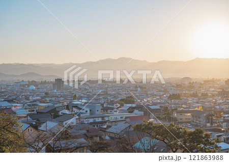 福島 飯盛山から望む会津の夕景 福島 飯盛山から望む会津の夕景 121863988