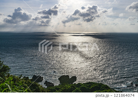 夕景サンロード　洋上アルプス屋久島(夏 121864074