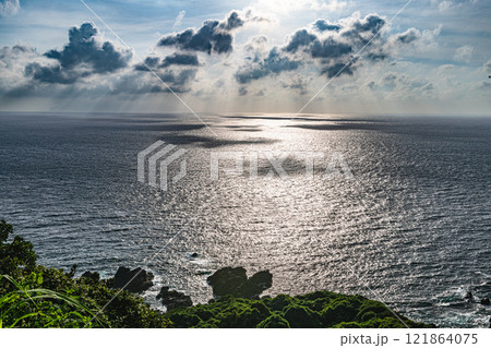 夕景サンロード　洋上アルプス屋久島(夏 121864075