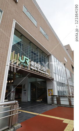 JR京浜東北線と横浜線の乗換駅、東神奈川駅の東口 121864190