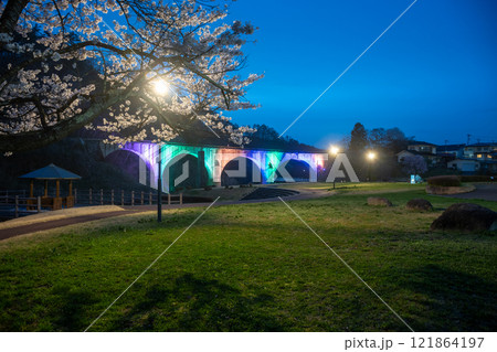 桜とライトアップされた鉄橋　遠野市宮守川橋梁 121864197