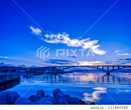 沖縄 朝焼けの阿嘉島の漁港と阿嘉大橋 沖縄 朝焼けの阿嘉島の漁港と阿嘉大橋 121864199