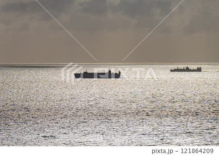 夕景サンロード　沖を航海する貨物船　屋久島から(夏 121864209