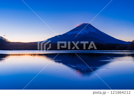 【山梨県】精進湖から望む、日の出前の富士山 121864212