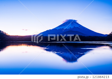 【山梨県】精進湖から望む、日の出前の富士山 【山梨県】精進湖から望む、日の出前の富士山 121864213