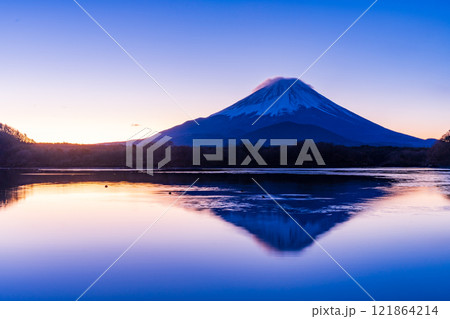 【山梨県】精進湖から望む、日の出前の富士山 【山梨県】精進湖から望む、日の出前の富士山 121864214