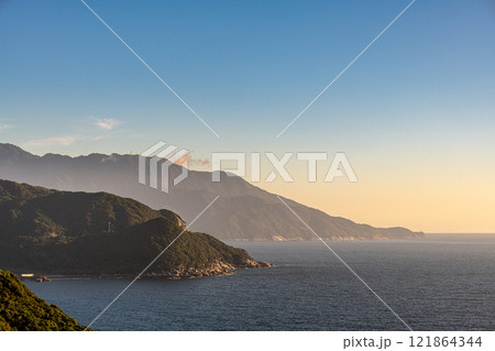 夕景　神が宿る島　洋上アルプス屋久島(夏 121864344