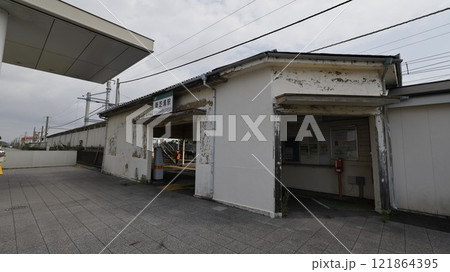 JR鶴見線の新芝浦駅駅舎 JR鶴見線の新芝浦駅駅舎 121864395