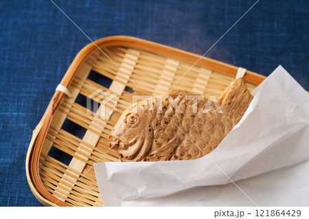 紙袋に包んだ鯛焼き 121864429