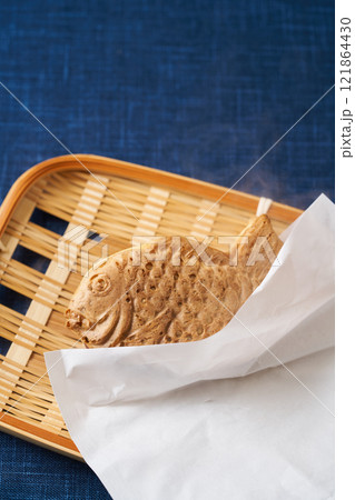 紙袋に包んだ鯛焼き 121864430