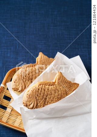 紙袋に包んだ鯛焼き 121864434